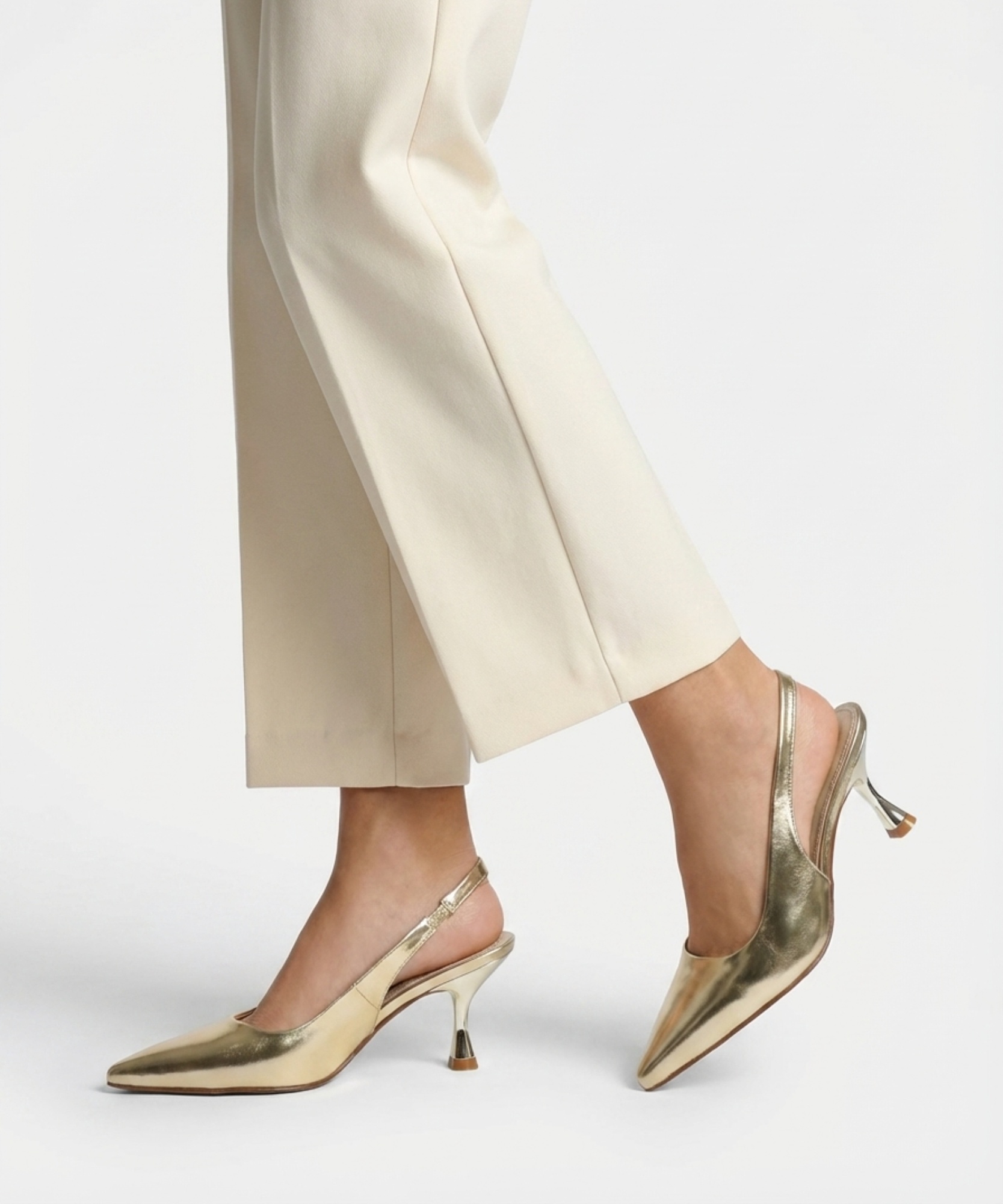 Sapato salto aberto dourado image number null